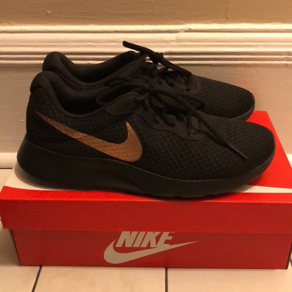 Nike Tanjun sneakers black NEW WITH BOX